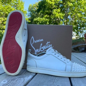 Christian Louboutin - Ett par Christian Louboutin i gott skick, skorna är i storlek 41 men passar även dig som har storlek 42. Skorna är äkta och det kan även bevisas😃  Vid minsta fundering, kontakta mig😊