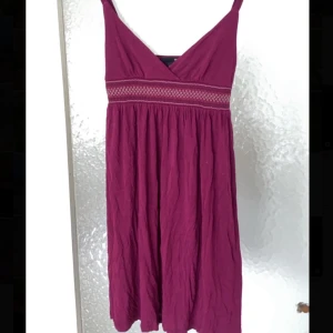 Klänning - KÖP SNABBT ÅKER UTOMLANDS SNART! Jättefin klänning från h&m, slutsåld. Fin i färgen och bra i längden! Om du är 175 eller under bör den inte vara för kort. De låga priset är pga att jag åker så köp senast den 28 maj så postar jag då! 