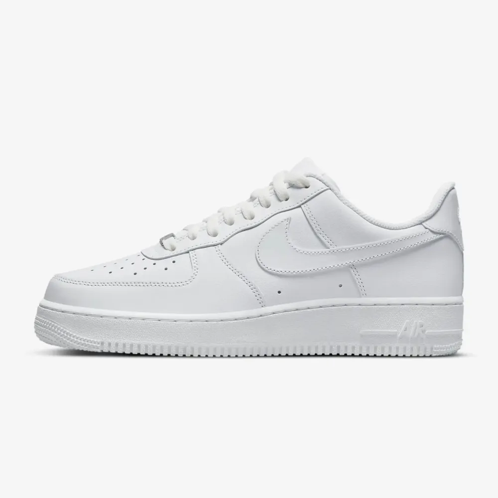 Helt nya Nike Air Force 1 '07 som aldrig är använda.  Oöppnade i paketet köpta på nikes hemsida. . Skor.