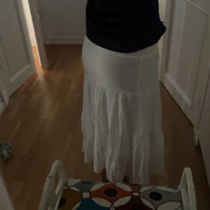 vit långkjol - Säljer en super fin vit kjol som inte kommer till användning, kjolen har en ”extra kjol” under till(se sista bild) lappar är bortklippta så får gissa mig fram till att den är i storlek S! 💗