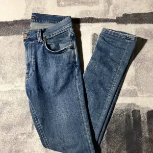 Säljer nu ett par väldigt bekväma och knappt använda nudie jeans i storlek 30/32. Jeansen är slimfit men sitter ändå rätt så relaxed. 