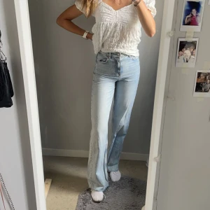 Jeans  - Högmidjade jeans med bra passform 🩷knappt använda 