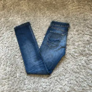 Ett par snygga Jack and Jones jeans i Mosel slim/glenn och storlek 30/34. De är i bra skick (9/10) och nypris runt 800kr. Skriv gärna vid frågor eller andra funderingar som bilder och prisförslag så kommer svar snabbt💫