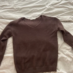 Stickad tröja  - Säljer denna tunna stickade tröjan i storlek Xs, men passar s o liten m. Färgen är varm brun o tröjan är super skön.  Säljer för 79kr