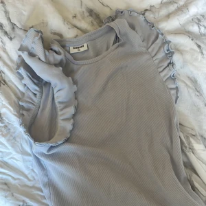 Säljer en skit snygg volang topp - Strl 170,xs passar även en s, bra i skick använd 1 gång pga att den är lite för stor