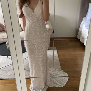 Balklänning  - Superfin balklänning från Dressroom Linné. Köpt här på plick och har små defekter, några få paljetter som trillat av, annars är den i bra skick. Nypris på hemsidan 4999kr. Skriv om ni är intresserade och jag tar gärna emot prisförslag 