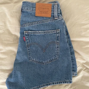 Levis shorts  - Knappt använda jeansshorts från Levis, modell high Loose. Storlek 27.