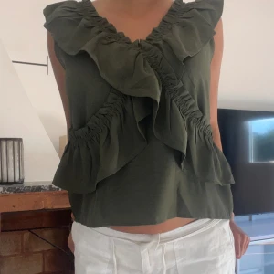 Volangtopp - Volangtopp i mörkgrön🫶