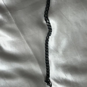 Svart/silvrigt armband - Jag säljer nu ett jätte snyggt armband som inte passar mig tyvärr. (18 cm)