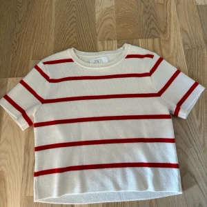 Randig Zara topp  - Stickad vit röd randig kort topp från zara. Inga fläckar. Aldrig andvänd.❤️