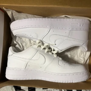 Nike air forces  - Säljer ett prat vita air forces, då jag har köpt fel storlek till min syster och kan ej returerna. Skorna har ej använts och i mkt bra skick, vilket syns. OBS sko paketet ingår ej. Ett par fräscha skor för  sommaren! Priset kan diskuteras