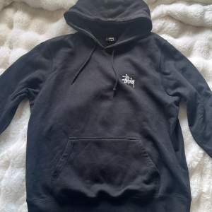 Säljer min stussy hoodie i storlek M då jag inte längre använder den! Lite sprickor i trycket på ryggen men det är ingenting man tänker på! Kvitto finns självklart också!