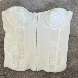 Topp - Jättesöt tub topp till sommarn😻 passar till allt men tyvärr ett litet hål på ryggen.. men det är dubbel lager så de är vitt under ❤️❤️frakt ingår ej