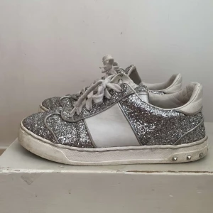 Valentino flycrews - Glittriga valentino flycrews, ganska bra skick, 5st nitar har ramlat av men det går att köpa nya☺️