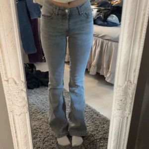 Gina tricks jeans  - Ett par gråa boot cut low waist jeans. Köpta för 499kr på Gina tricot. Inga dåliga effekter fortfarande fint skick och super sköna.