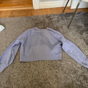 Tröja  - Blå sweatshirt, går under naveln