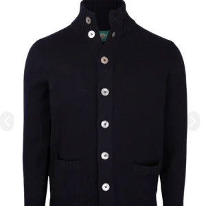 Allan paine cardigan - Tjena jag säljer en cardigan från Allan paine, st 48 vilket motsvarar S/M, 100% ull. Den är i använt skick men utan defekter. Nypris: 2099. 