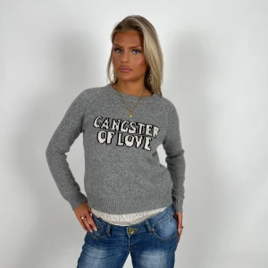 KASHMIR TRÖJA - storlek: s-m Tröja i Kashmir. Unik och cool! Köpt i Frankrike & du kommer troligtvis aldrig se någon med samma tröja. Tröjan är så gott som ny! Modellen är 168 cm.