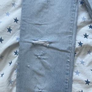 Baggy jeans -  Hej! Säljer mina snygga ljusblå jeans som blivit för små för mig. Storlek framgår inte riktigt, Men enligt mina bedömningar skulle jag säga att de är från XS-S. Bra skick :)
