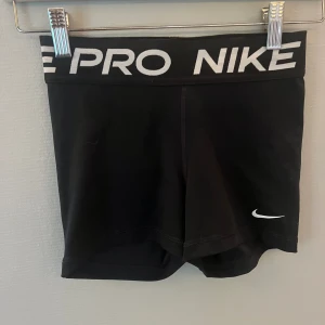 Nike pro shorts  - Säljer dessa Nike pro shortsen stl Xs. Använda 3 ggr. Hör av dig vid frågor!💗