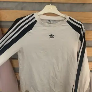 Adidas tröja i strl M, köpt från butiken JD i Mall of Scandinavia. 200 kronor men kan sänkas vid snabb affär 🌸 passar både herr o dam 