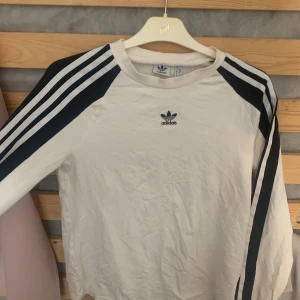 Adidas tröja  - Adidas tröja i strl M, köpt från butiken JD i Mall of Scandinavia. 200 kronor men kan sänkas vid snabb affär 🌸 passar både herr o dam 