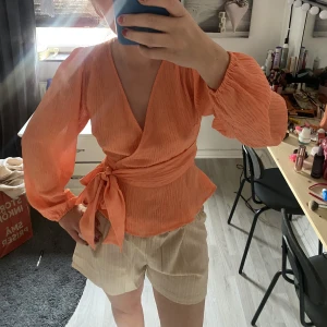 Blus - Använt denna väldigt lite. Säljer då den aldrig kommer till användning. Väldigt fint skick! Man knyter bandet runt midjan hur man vill, och hur tajt man vill ha den. 