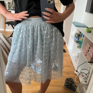 Stella McCartney kjol - Unik och cool midilång stella McCartney kjol. St 10 year kids men passar mig som har st xs/xxs! Passar till vardags men även till finare tillfällen🫶🏽