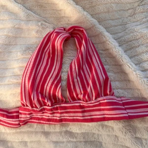 Sommartoppar - Jag har två sommartoppar som tyvärr är för små för mig, dom är jättefina och går att knyta i ryggen💞 jag har använt dom Max 2 gånger. Man får båda topparna för 150 kr😊