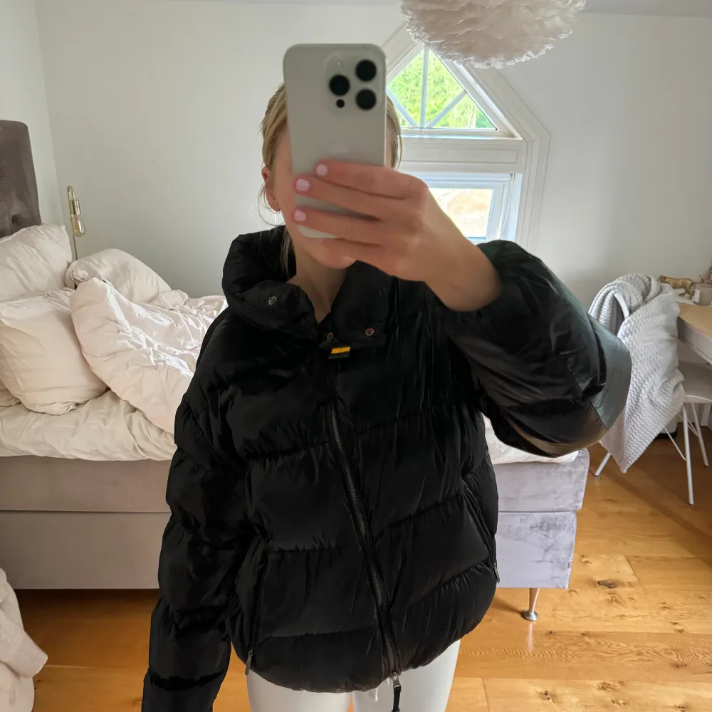 Riktigt snygg och väldigt skön äkta Parajumpers Jacka i Storlek XS men skulle säga att den passar en S också då den är lite stor för mig. Väldigt fin använt skick! Nypris 6999kr. Jackor.