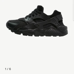 nike huarache skor  - Nike huarache skor , storlek 37,5 men barn storlek. Tyvärr ingen sula kvar i skon. Köpta för 1300kr men säljer för 450kr pris går att diskutera 