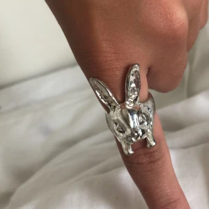 Kanin ring❤️ - Väldigt bra skick ❤️ Den är justerbar och väldigt söt ❤️ jag säljer den för jag vill köpa guld smycken så jag säljer alla mina silver smycken kolla min bio❤️ 