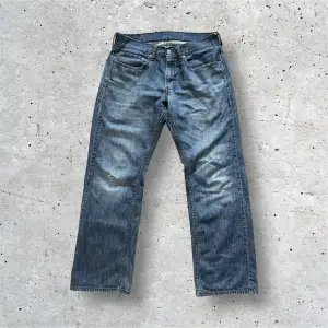 Ett par snygga loosefit levis jeans som är sköna. Mjuka i materialet.  Lite små skavanker, fråga för bilder. Annars i fint skick!  Mått: 98 cm långa, innerbenslängd är 73 cm, midja 39 cm tvärs över, midja omkrets är 78 cm enligt tag på byxorna. 