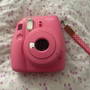 Polaroidkamera  - Mörkrosa polaroidkamera! Fungerar super men använder knappast, nästintill ny