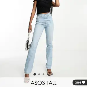 Strl 32/36. Passar för längre tjejer.  Tyvärr gått ner en del i vikt och dessa jeans har blivit för stora, superfina raka jeans som passar L/XL för preferens. 