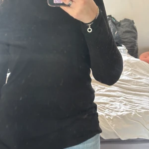 Långärmad  - Fin långärmad tröja. Skönt material som andas. 