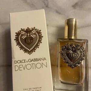 Dolce & Gabbana devotion  - Säljer denna underbara parfym då den tyvärr inte kommer till använding längre. Det är lite mer än hälften kvar så ca 60 ml. Nypris för 100 ml är 1885 kr och 50ml 1400 kr. 