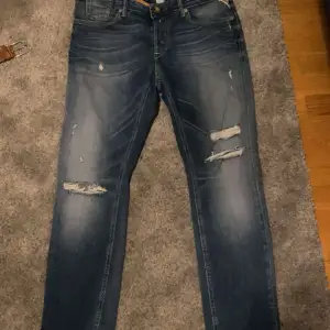 Sköna replay jeans med slitningar  Ny pris 1800  Knappt använda 