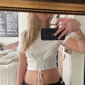 Topp med snörning  - Super fin topp med snörning i toppskick❤️