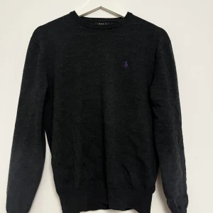 Raulph Lauren Sweatshirt! - Säljer denna polo raulph tröjan i xs! Knappt använd och i topp kvalite, 10/10! Nypris ligger på ca 2000 kr. Skriv vid minsta fråga