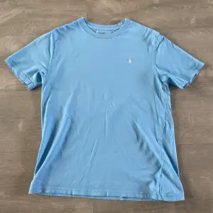 Säljer denna snygga Ralph Lauren T shirten, storlek L i barn vilket motsvarar xs i normal storlek, inga defekter eller fläckar! Skriv vid frågor och funderingar!😁🤝