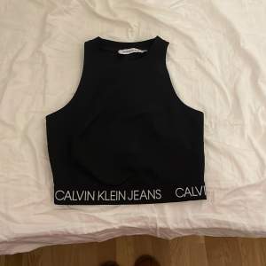 Denna Calvin Klein toppen är i storlek XS, bara lite använd och superfin :))
