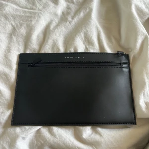 Liten väska - Fin liten väska. Den är stilren och funkar till det mesta 