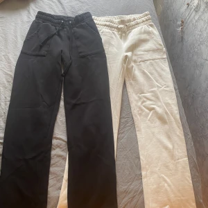 Lager 157 mjukisbyxor  - Säljer endast byxorna tillsammans för 100kr, de är i fint skick, knappast använda då dem är något för korta för mig med långa ben. Dem är i storlek xs båda två. Skriv för mer info eller fler bilder. 