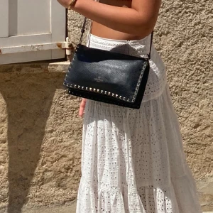 Valentino Clutch - Jättefin Valentino Clutch.  Använd men i bra skick, lite slitet på nitarna men annars jättefin.  (Går att sätta på en axelrem så som jag gjort). 2500