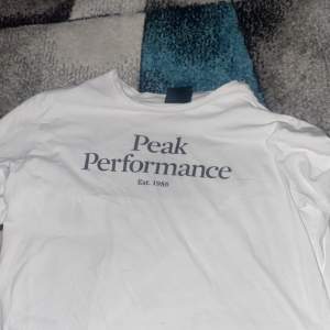 En vit t Shirt peak performance storlek S Kan diskutera pris fraktas samma dag