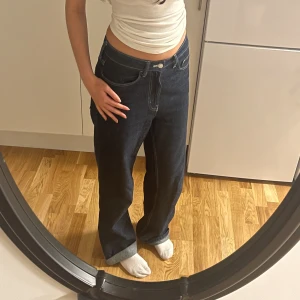 Baggy byxor  - Super söta byxor som jag har slutat använda, är i bra kvalitet men typ på band midjan så är de en liten skada som knapt syns, eller de syns inte alls men tänkte de va bra o veta ändå🤍