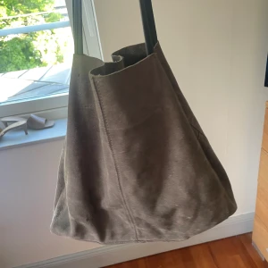 Grå mocka väska mango - Fin grå väska i mocka imitation 