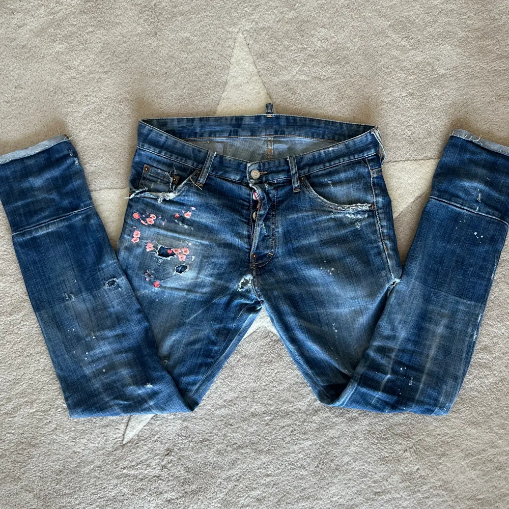 Hej🤗 säljer nu ett par dsqaured2 jeans! Storlek 44. Skick 8/10✅ hör av dig vid några frågor!. Jeans & Byxor.