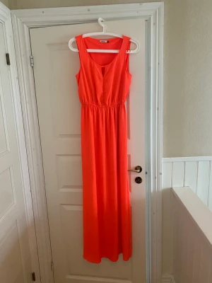 Klänning - Klänning från Only, strl 38 Aldrig använd, endast provad  Färgen är en blandning av orange och aprikos 